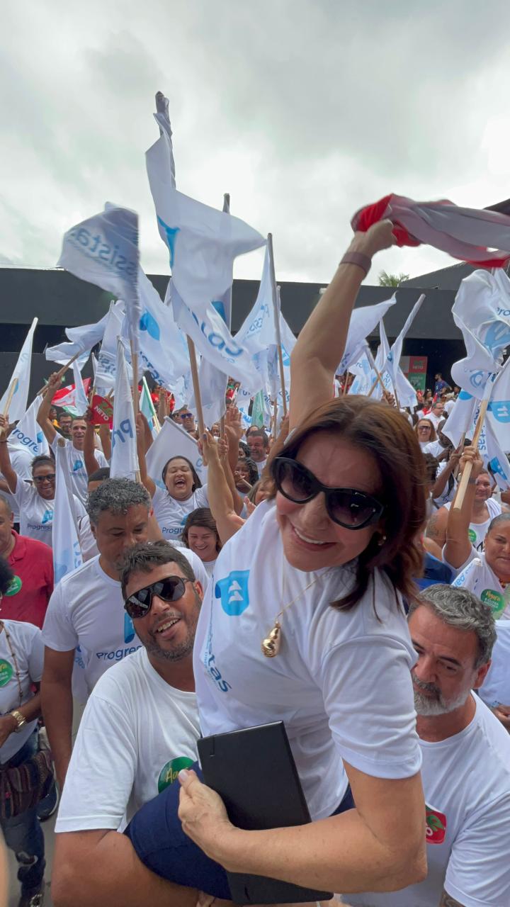 Presidente da Câmara de Vereadores chega carregada por apoiadores em evento de pré-candidatura de Zé Neto