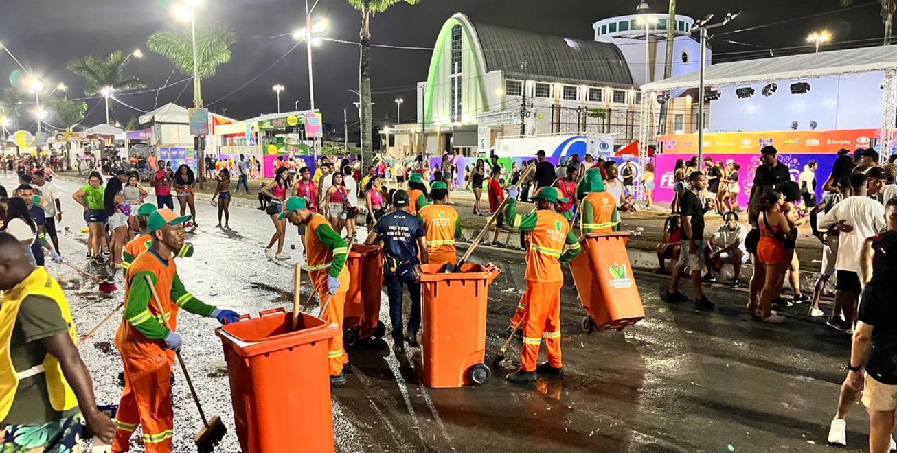 Equipe de limpeza retira mais de 13 toneladas de lixo do circuito no segundo dia de folia