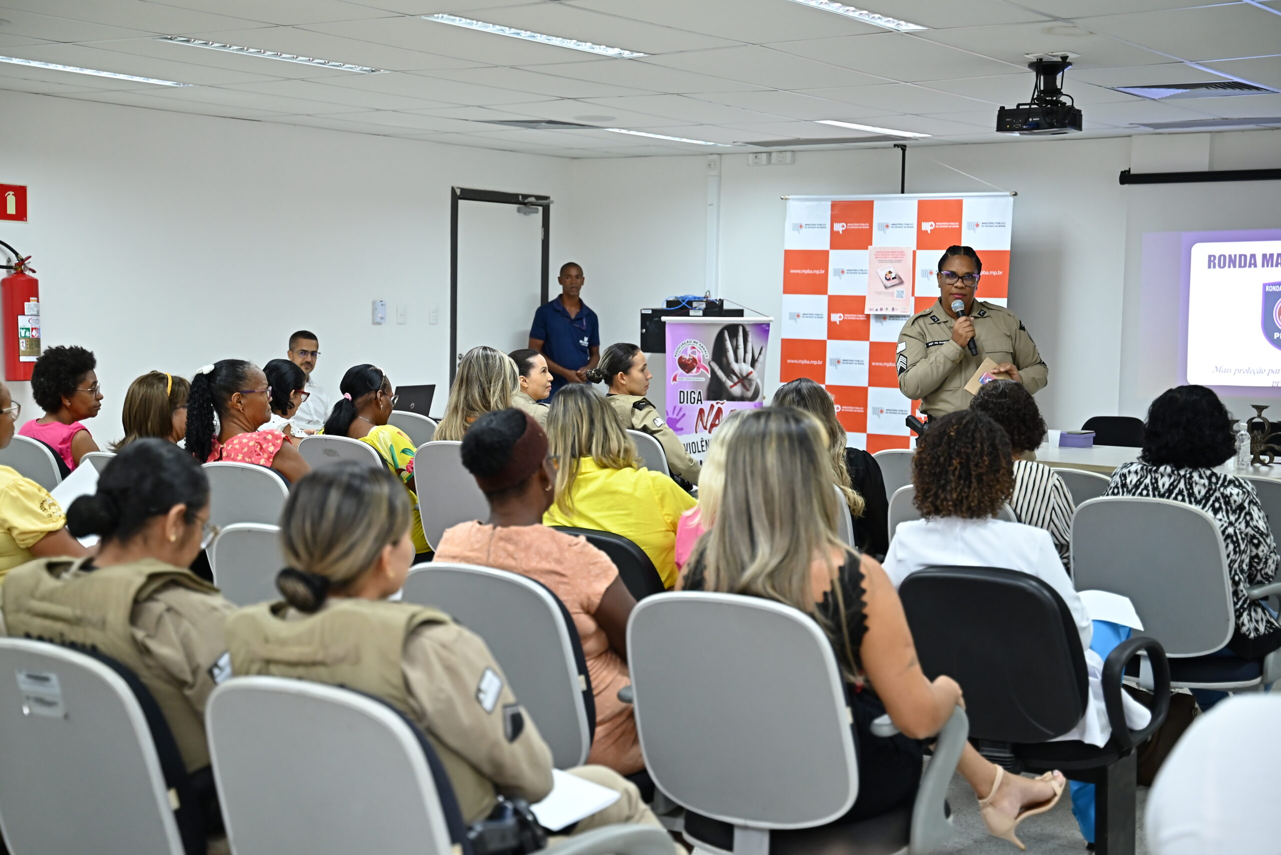 Cartilha de combate à violência doméstica é apresentada a associações em Feira de Santana