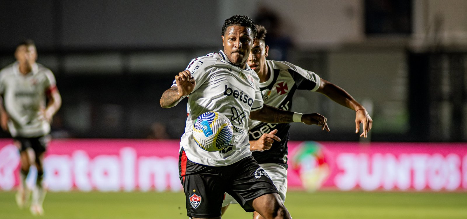 Em confronto direto, Vitória perde para o Vasco e segue no Z-4 do Brasileirão