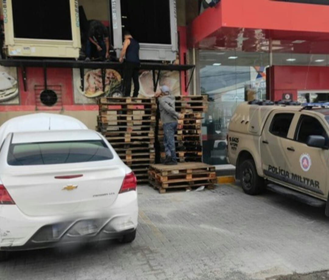 Polícia recupera veículo com restrição de roubo em Feira