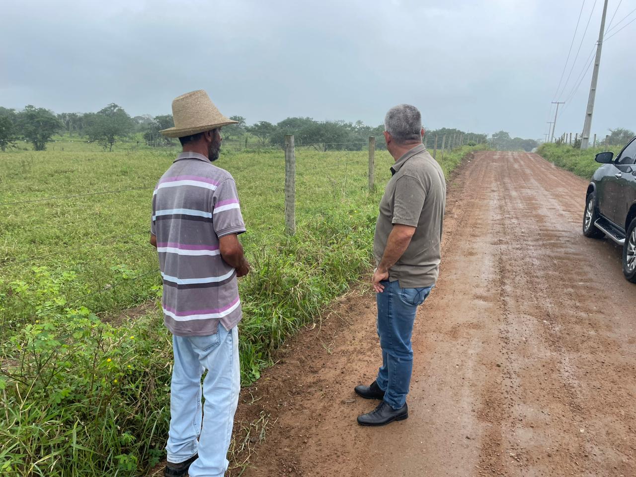 Prefeito de Anguera dialoga com fazendeiros para alargar estrada de Guaribas