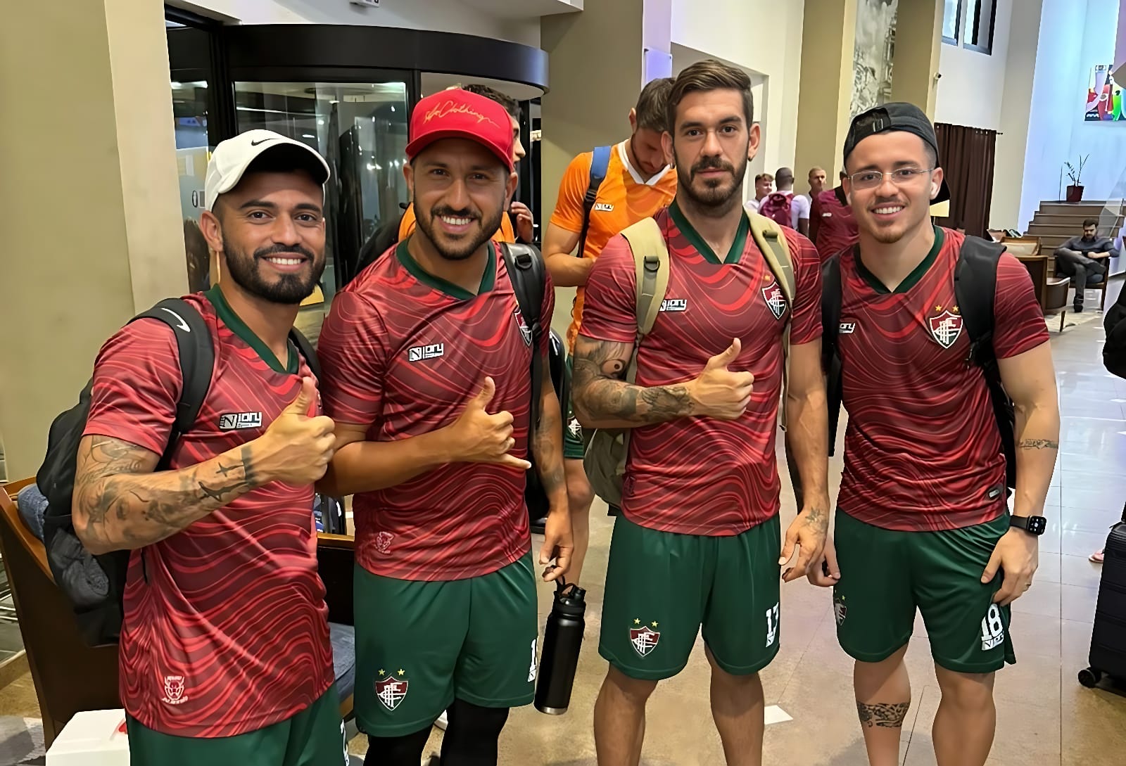 Elenco do Fluminense de Feira chega a Salvador para amistoso contra o Vitória