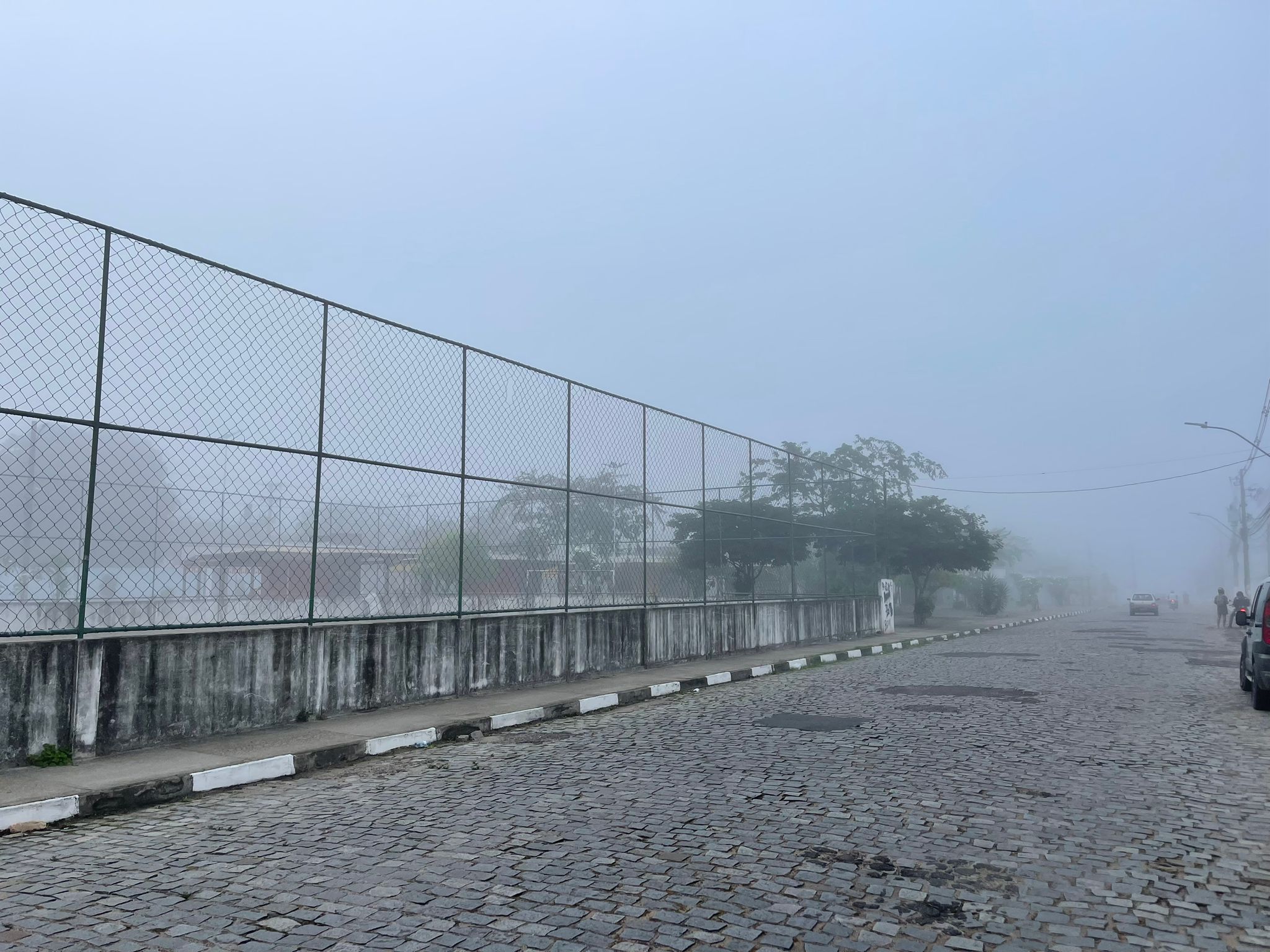 Neblina densa cobre Feira de Santana na manhã desta sexta-feira