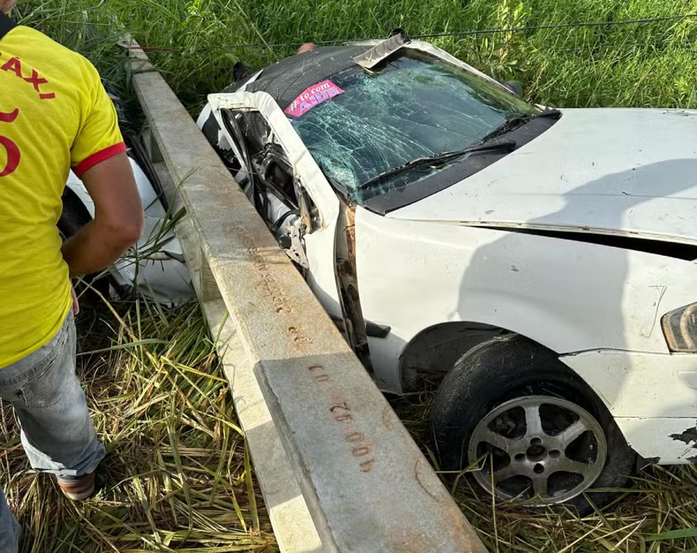 Mulher morre e duas pessoas ficam feridas após carro bater em poste de rodovia baiana