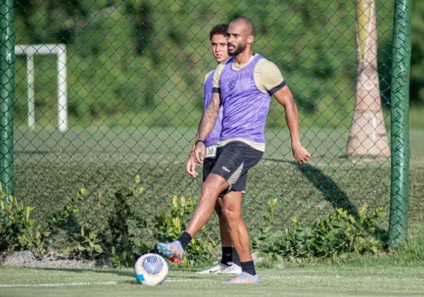 Jogadores treinam com bola e podem virar opção para técnico Léo Condé