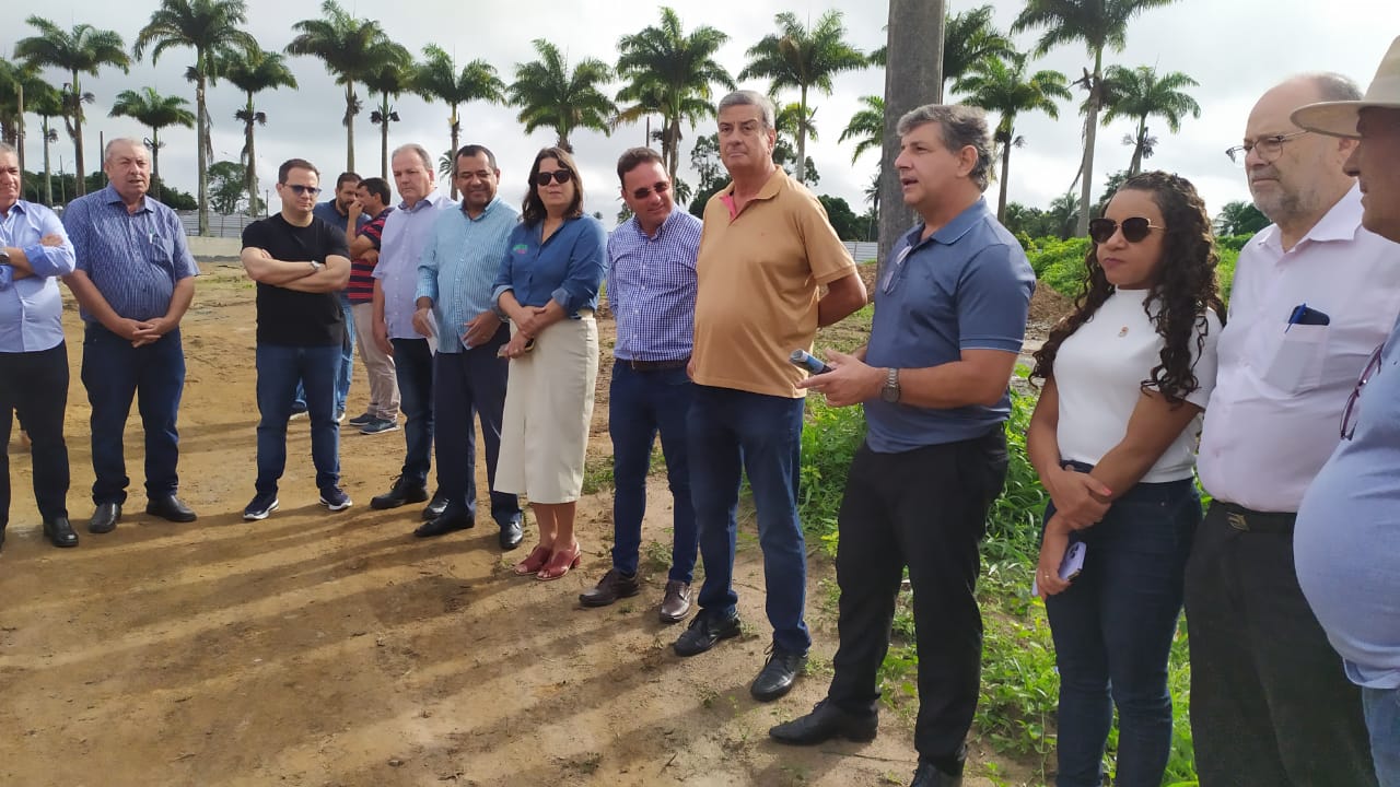 Representantes de Brasília visitam as obras da Escola de Zootecnia em Feira