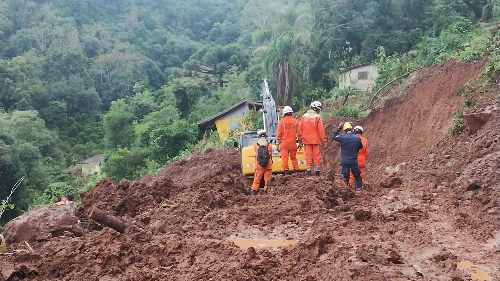 Bombeiros baianos já resgataram mais de 160 vítimas das chuvas no Rio Grande do Sul