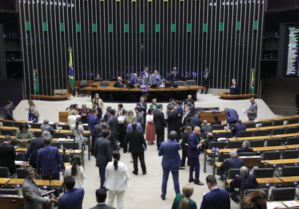 Número de pré-candidatos parlamentares a prefeituras cai pela metade