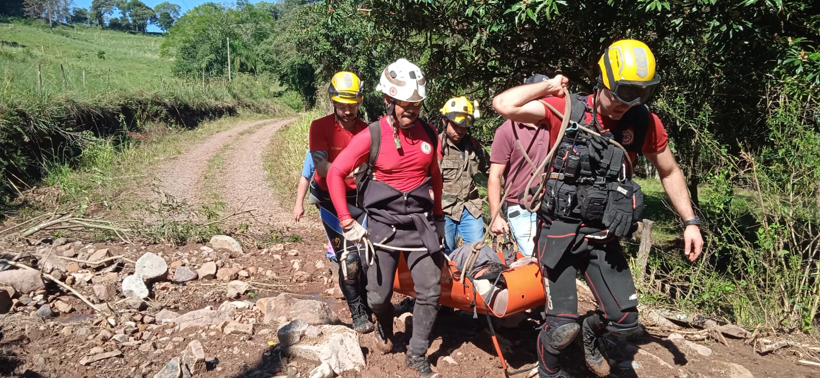 Bombeiros baianos carregam vítima por trilha de 3 km e resgatam 208 pessoas em áreas de risco do RS