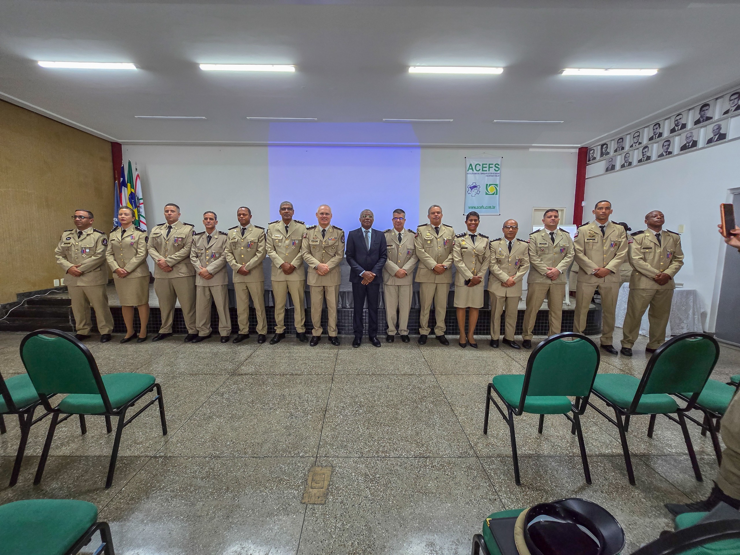 Policiais militares do CPR-L são condecorados com Medalha do Mérito da Casa Militar do Governador