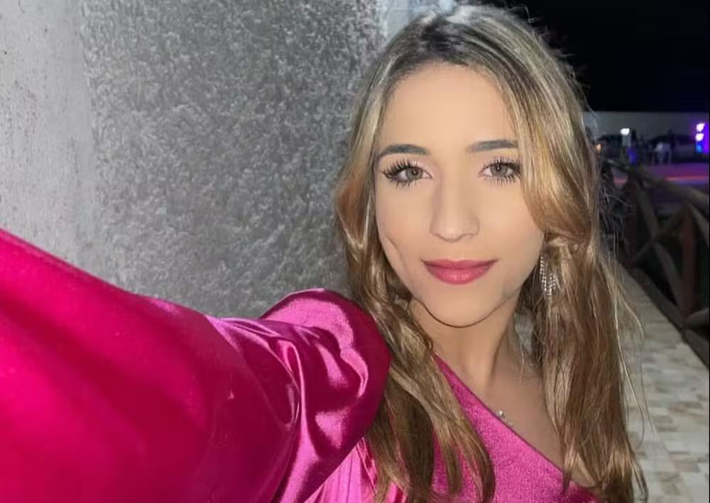 Morre estudante de 21 anos atropelada por caminhão após perder equilíbrio e cair da moto