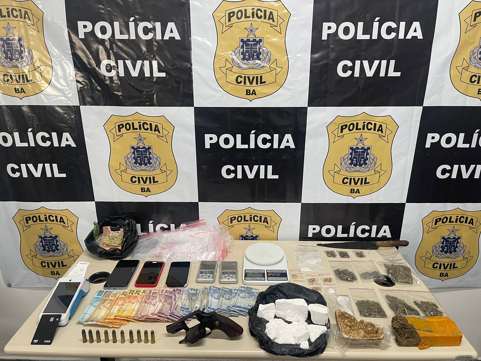 Operação Unum Corpus: Polícia Civil prende suspeita de tráfico e porte ilegal de arma em Feira de Santana