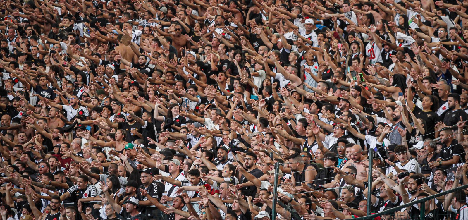 Mais de 30 torcedores de Flamengo e Vasco são levados a delegacias