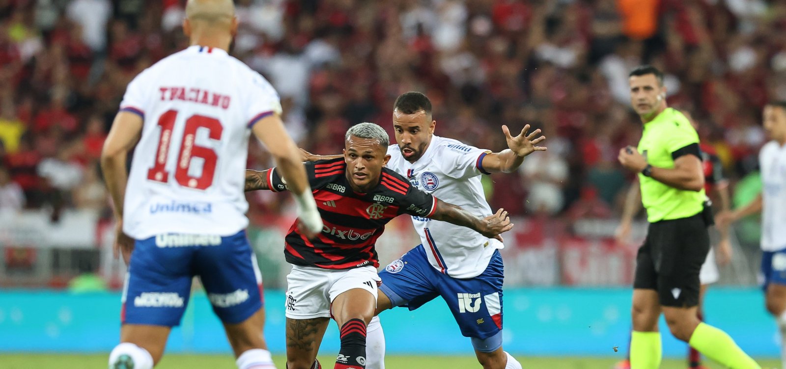 Bahia sofre gol nos acréscimos e perde para o Flamengo em confronto direto pela liderança da Série A