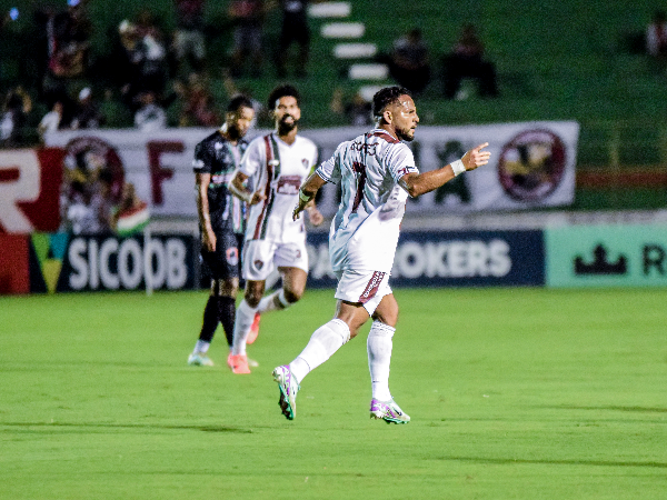 Fluminense de Feira vence clássico e lidera a Série B do Baiano