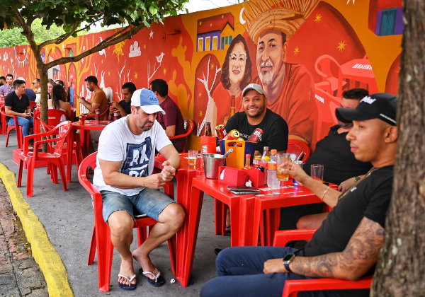 A curva mais charmosa de Campina Grande ganha vida com arte de feirense