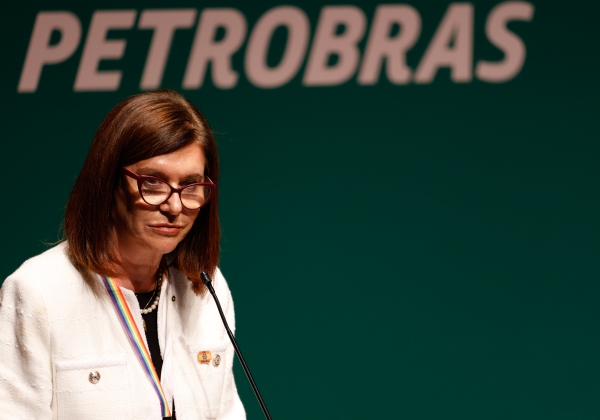 Em posse na Petrobras, Magda diz que petróleo vai financiar transição energética