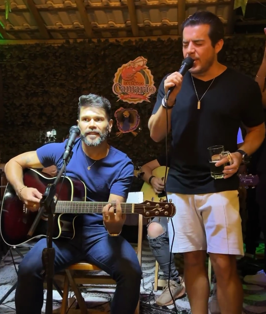 Dupla Marcos e Belutti faz show surpresa em bar de Feira de Santana