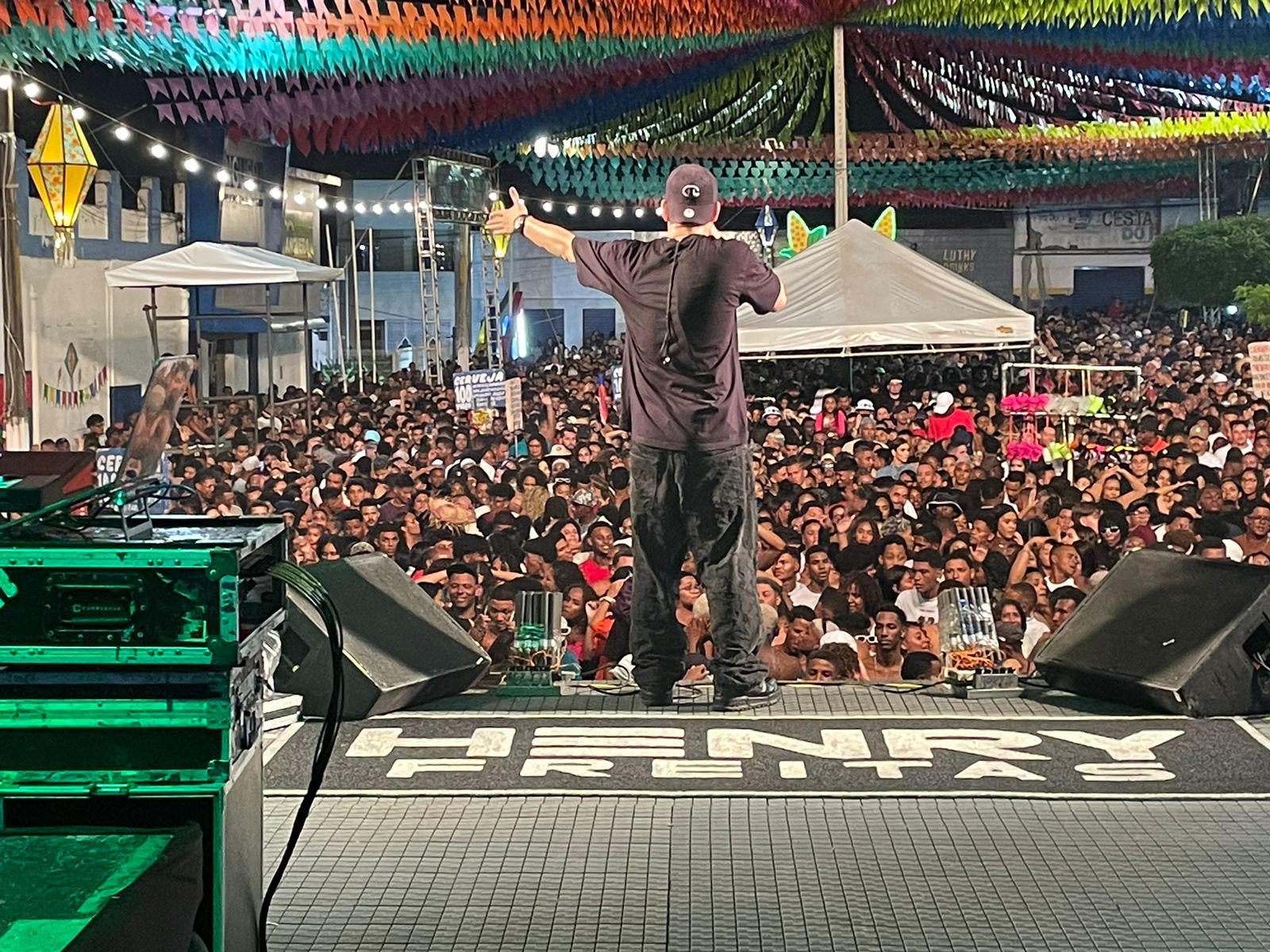 Henri Freitas e Tayrone lotam a praça Arthur Vieira no São João de Anguera