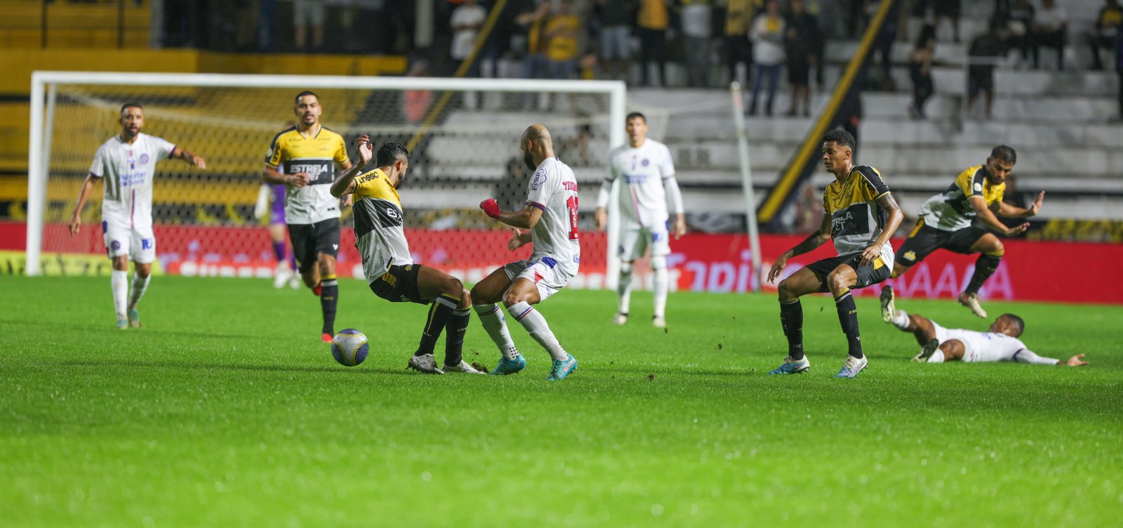 Bahia sai atrás, mas arranca empate do Criciúma e segue na briga pela liderança da Série A