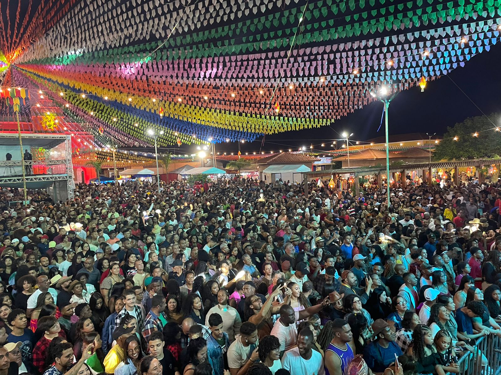 Coração de Maria: Zezo arrasta multidão na segunda noite do São João do Coração