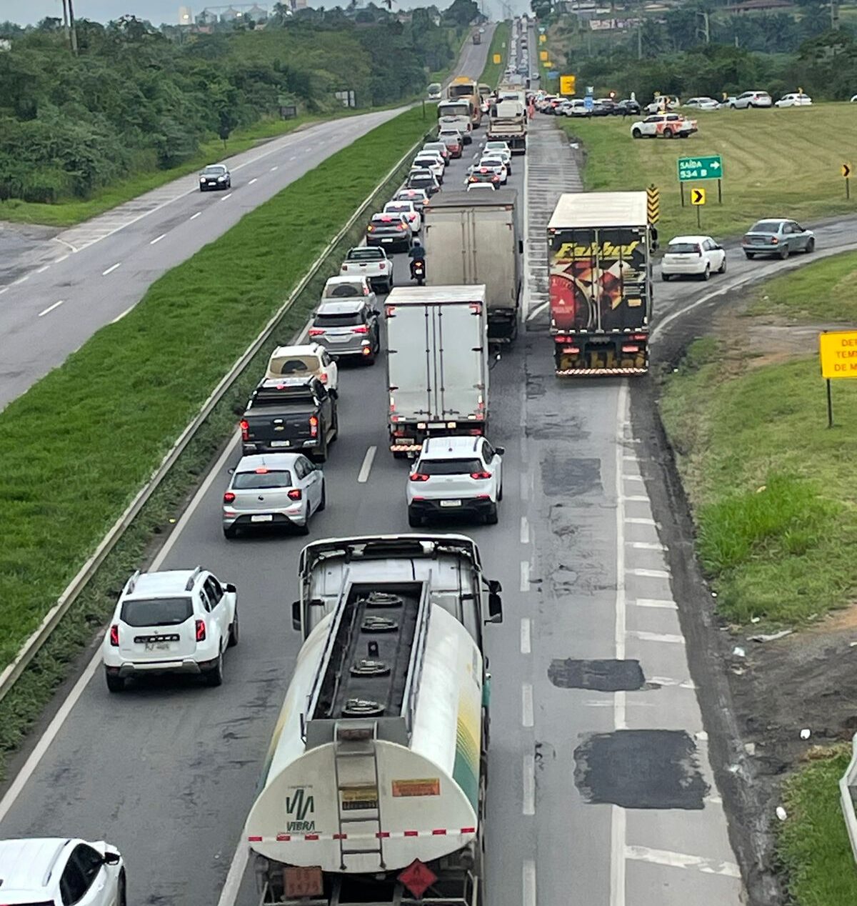 Congestionamento na BR-324 e BR-101 complica o trânsito nesta segunda-feira (24)