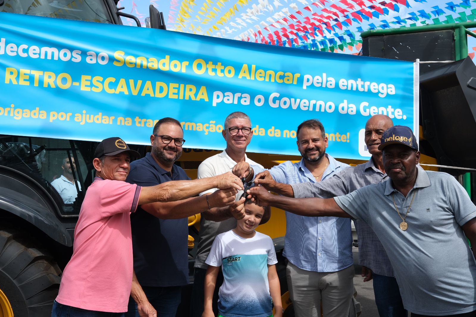 Prefeito entrega retroescavadeira e inaugura praça em Ipecaetá