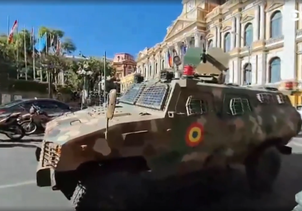 Tanques e militares armados invadem palácio presidencial na Bolívia