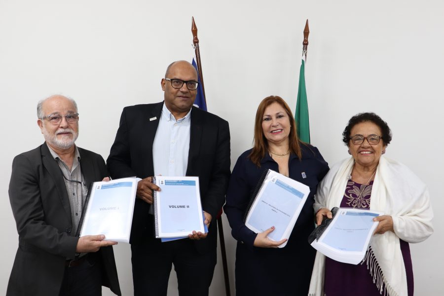 UEFS entrega oficialmente os documentos de recredenciamento ao Conselho Estadual de Educação da Bahia