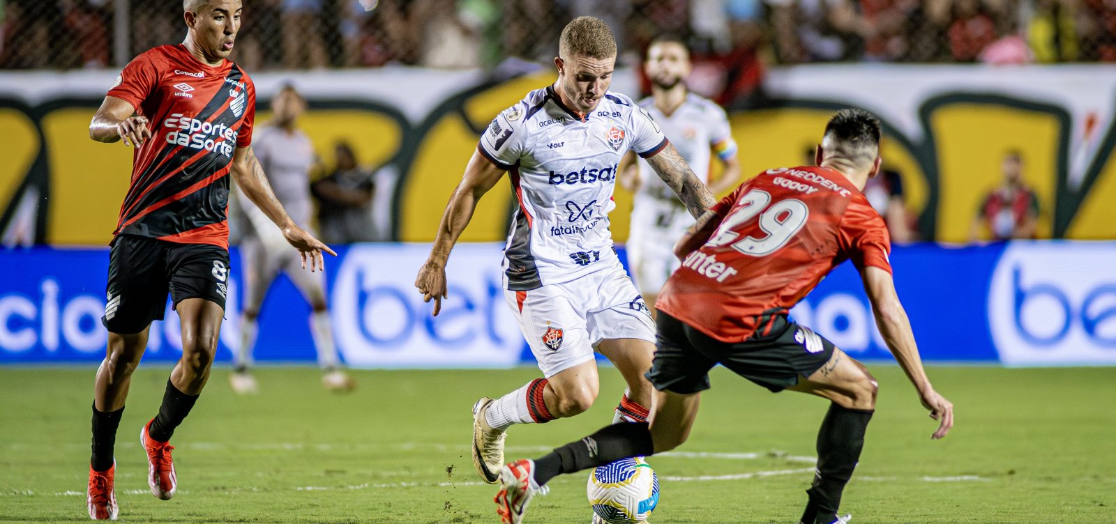 Vitória perde para o Athletico Paranaense e deixa de abrir vantagem da zona de rebaixamento