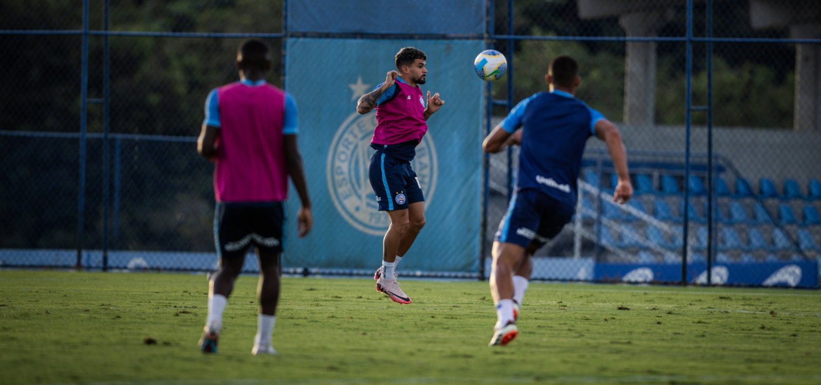 Para quebrar sequência negativa fora de casa, Bahia enfrenta o Athletico Paranaense nesta quarta