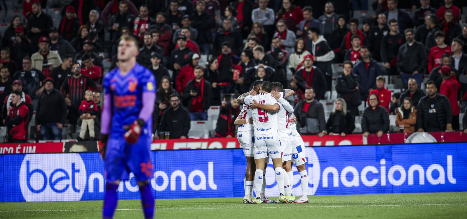 Bahia bate o Athletico Paranaense, volta a vencer fora e retorna para o G-4