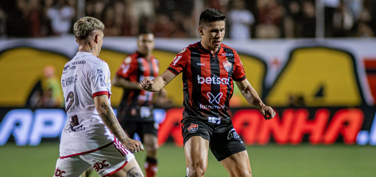 Vitória leva gol no fim, é derrotado pelo Flamengo e segue na zona de rebaixamento
