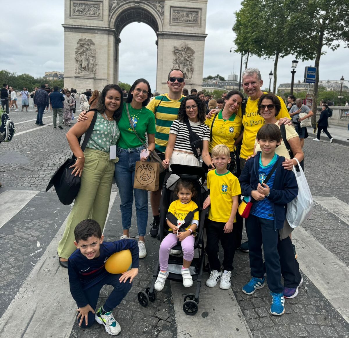 Família carioca vive emoção da abertura dos Jogos Olímpicos em Paris