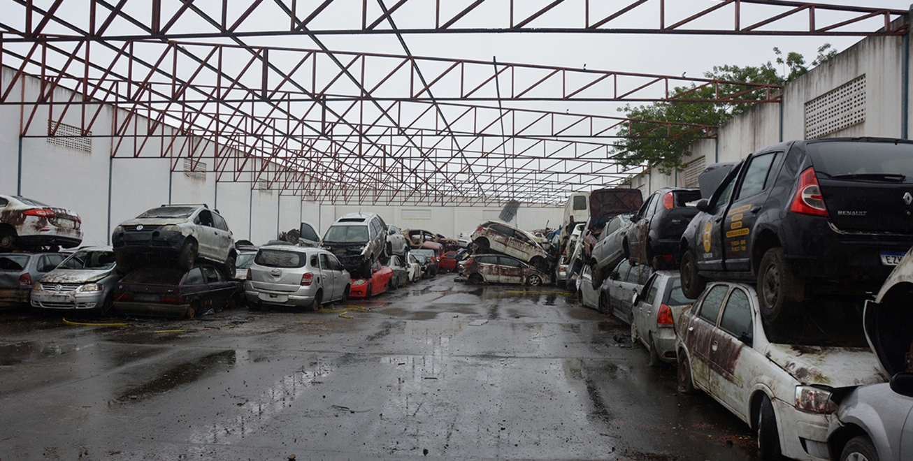 Prefeitura deflagra operação em pátio com carcaças de veículos abandonados