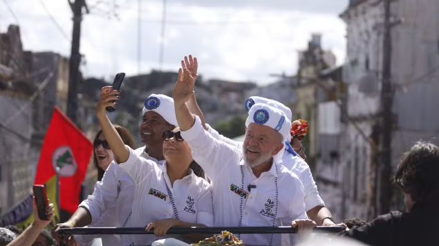 Com turbante dos Filhos de Gandhy, Lula participa do desfile cívico do 2 de Julho na Bahia