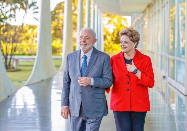 Lula recebe vista de Dilma no Alvorada pela 1ª vez desde o impeachment