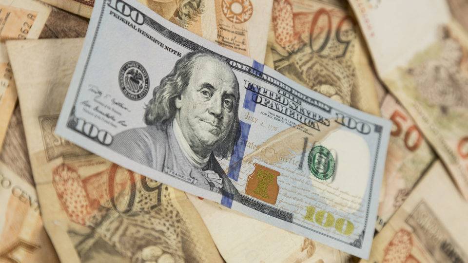 Economista analisa impacto do aumento do dólar na economia brasileira