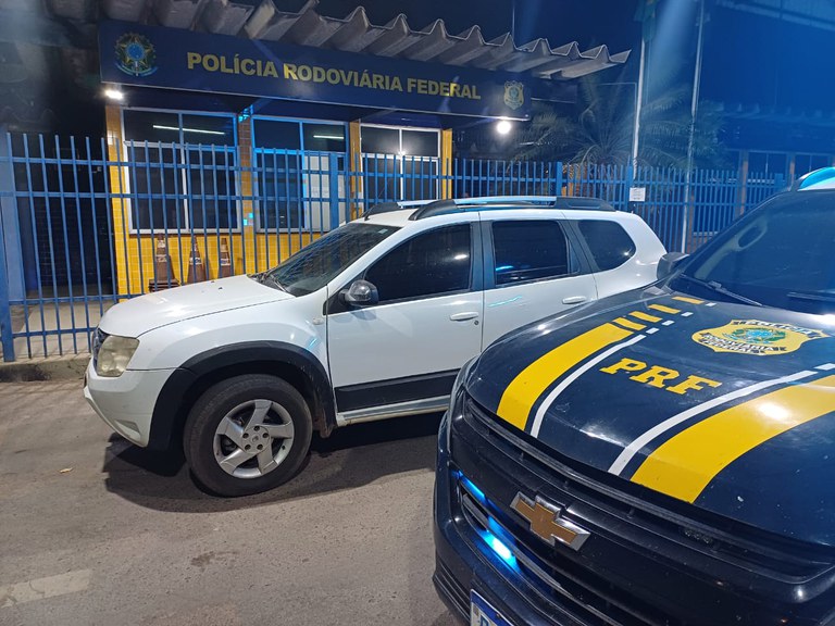 PRF recupera carro adquirido no “golpe do pix” e detém casal em Barreiras