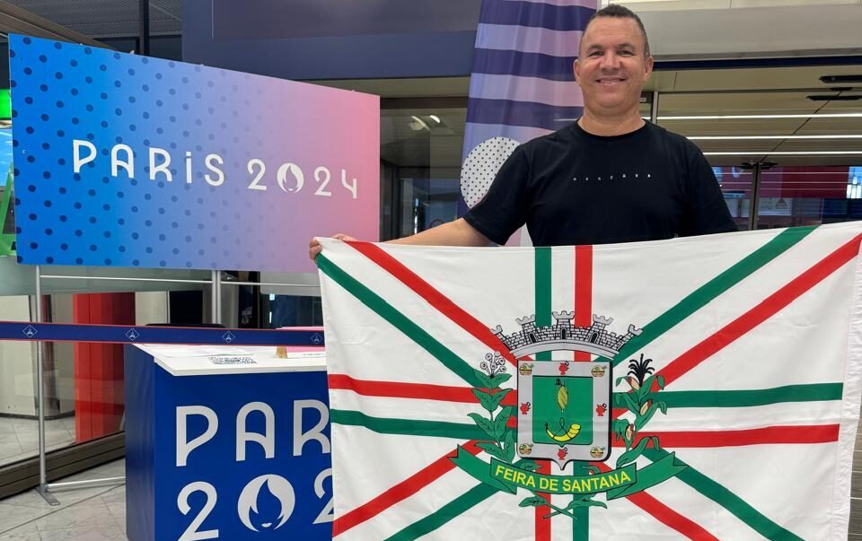 Jorge Biancchi chega a Paris carregando a bandeira de Feira de Santana para inicio da cobertura Olimpíadas 2024