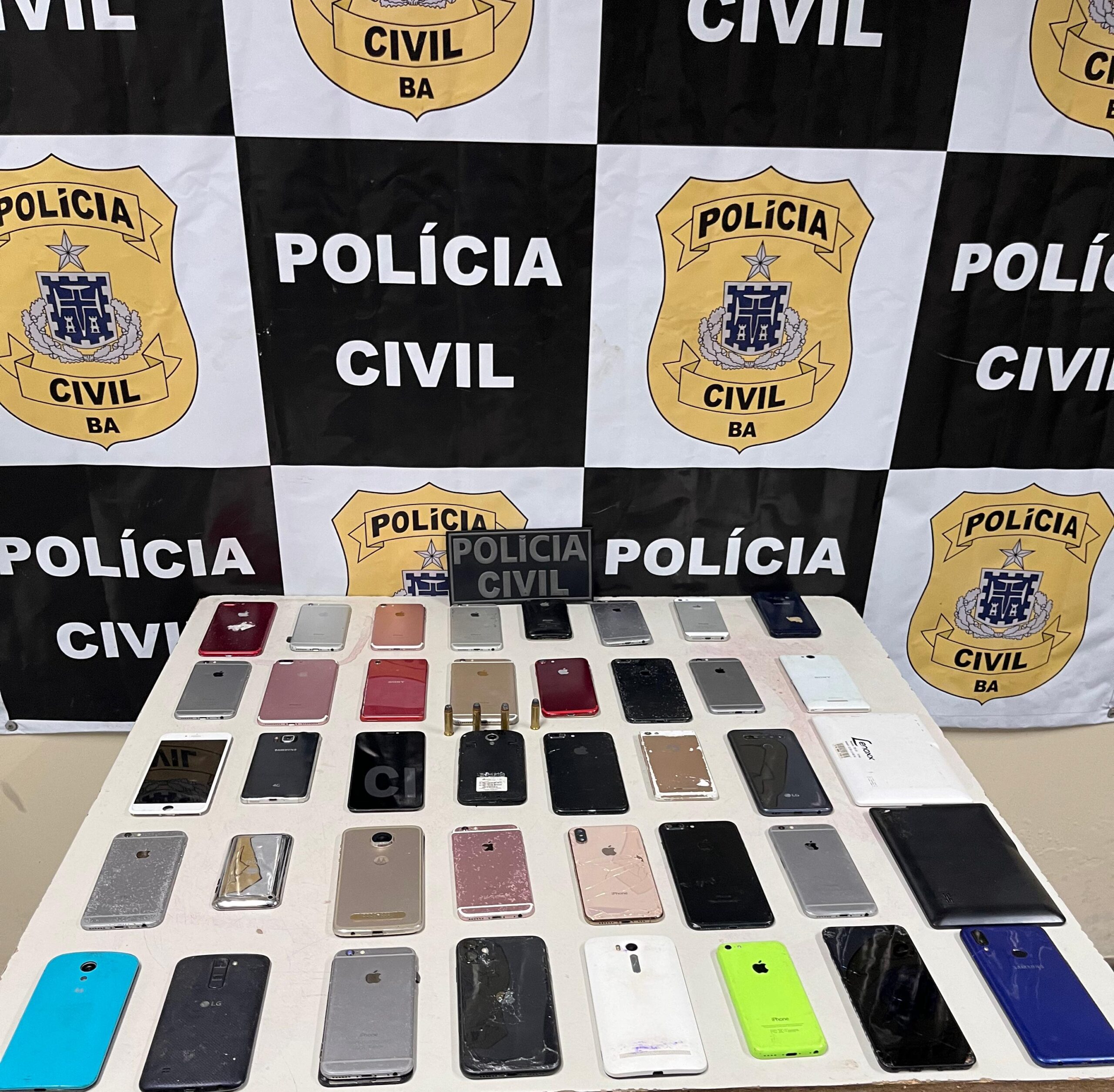 Polícia realiza apreensão de munição e recuperação de 40 celulares e tablets em Feira de Santana