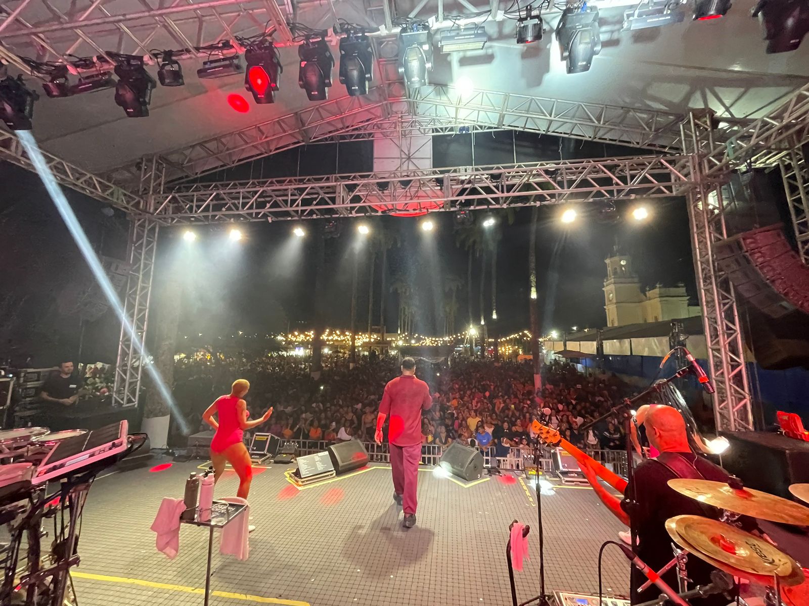 Conceição da Feira 98 anos: Xandy Harmonia lota praça em plena segunda-feira no Fest Frango