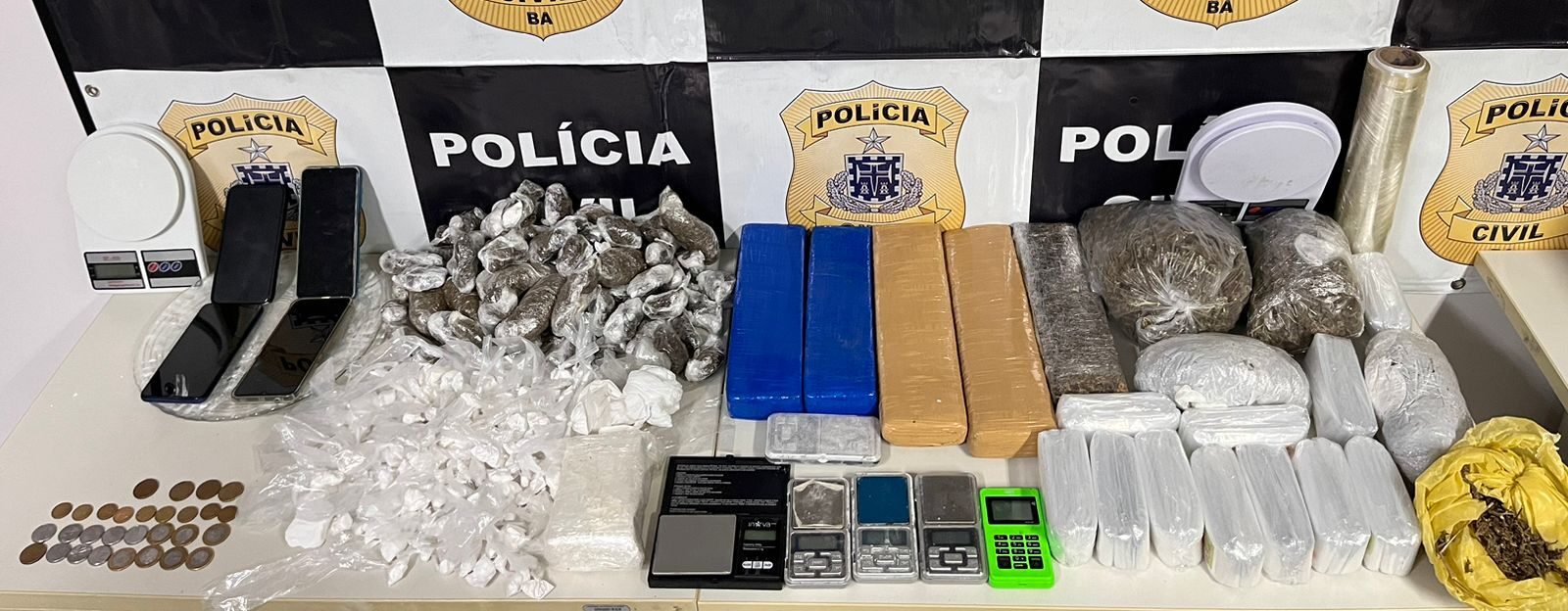 Polícia prende traficante e apreende grande quantidade de drogas em Feira de Santana