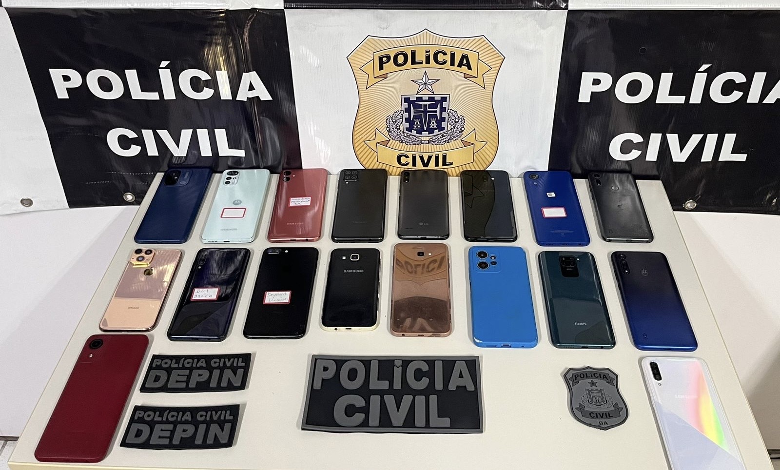 Polícia Civil realiza apreensão de 18  celulares em Feira de Santana