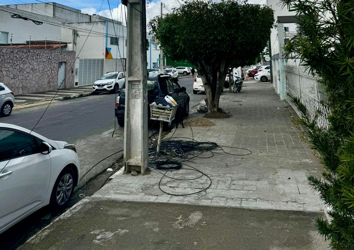 Emaranhados de fios em ruas de Feira de Santana trazem transtornos e preocupação para população