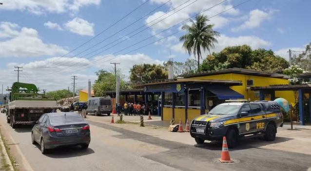 Homem é preso suspeito ‘passar a mão’ nas pernas de adolescente de 17 anos em ônibus na Bahia