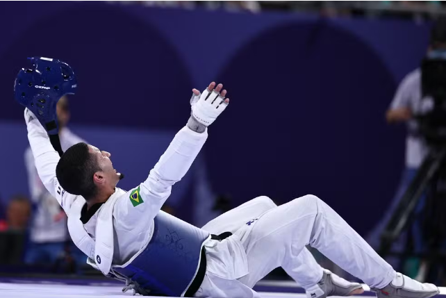 Edival Pontes vence espanhol e é bronze no taewkondo em Paris 2024