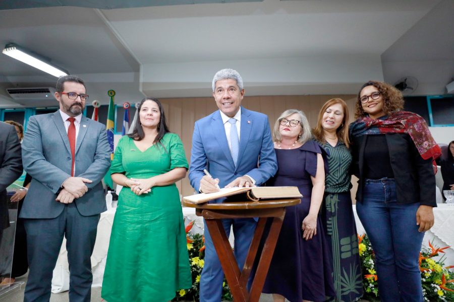 Governador participa da posse da nova vice-reitora da Uefs e entrega Pavilhão de Aulas 1