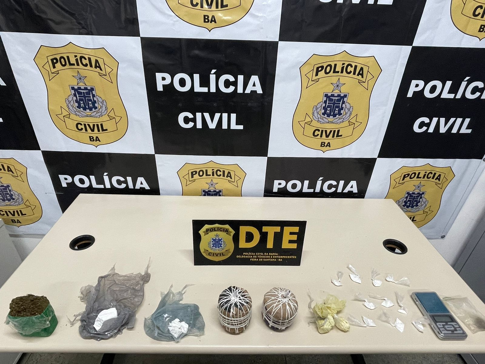 Suspeito é preso em flagrante com drogas e granadas artesanais em Feira de Santana